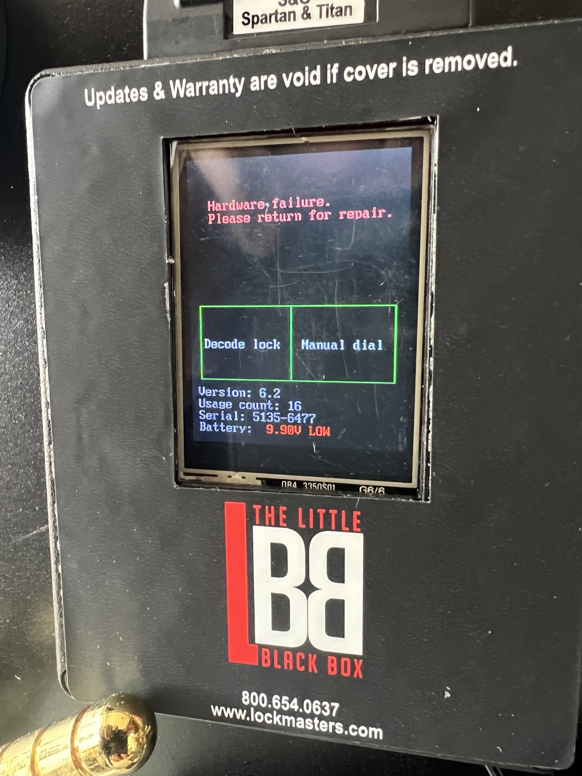 Electronic safe lock display showing a hardware failure message